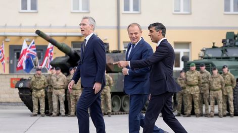 Los Andes | El primer ministro británico Rishi Sunak, derecha, el primer ministro polaco Donald Tusk y el secretario general de la OTAN, Jens Sroltenberg, arriban al cuartel de la Brigada Blindada en Varsovia, Polonia, martes 23 de abril de 2024. (AP Photo/Alastair G