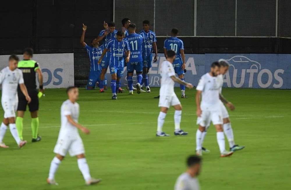 Telam, Buenos Aires, 04 de abril de 2021: ECristian Colmán (17), festeja el primer gol de Godoy Cruz de Mendoza que enfrenta a Racing por la octava fecha de la Copa de la Liga Profesional de Fútbol, en el estadio Presidente Perón del club de Avellaneda.Foto: Fernando gens/cf/Telam