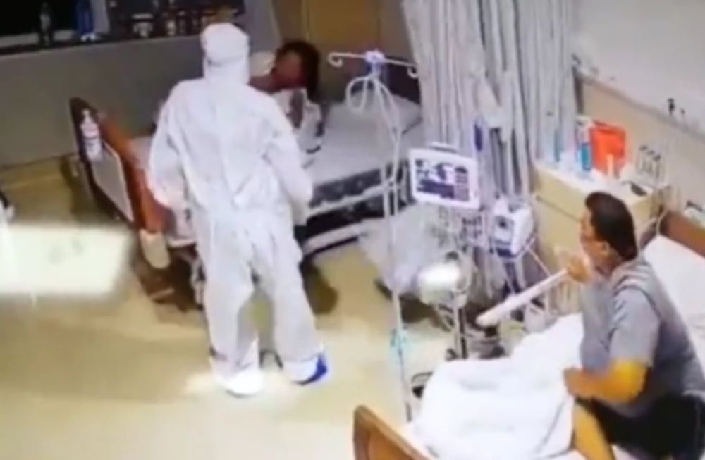 La mujer vivió un verdadero susto al confundir al trabajador de la salud con un fantasma. Foto: Captura de video