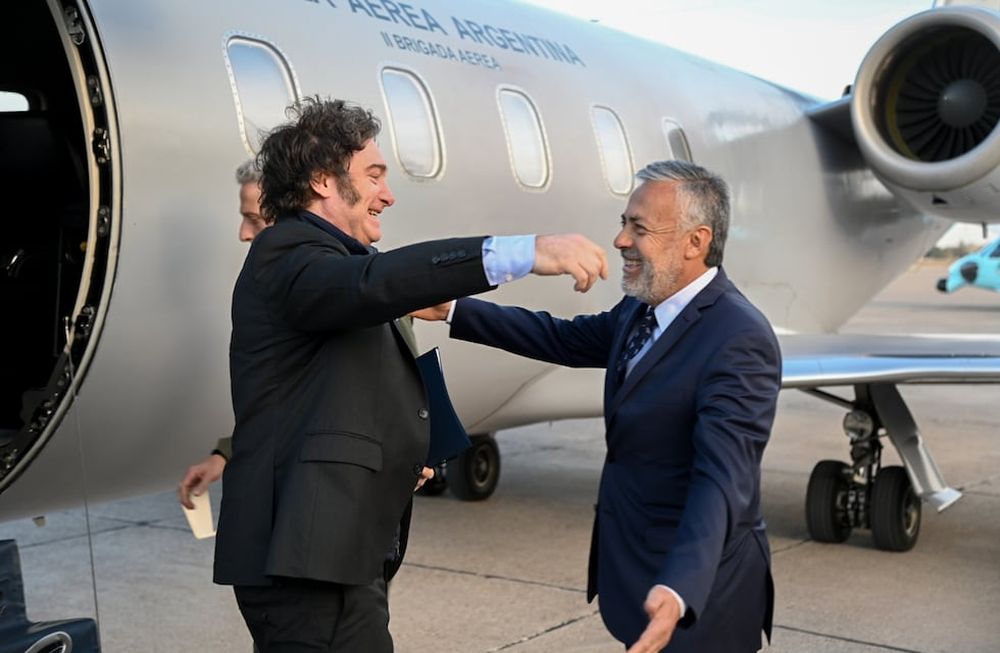 El Gobernador de Mendoza, Alfredo Cornejo, acompañado por la vicegobernadora Hebe Casado, recibió al Presidente de la Nación, Javier Milei, en la IV Brigada Aérea. Foto: Gobierno de Mendoza