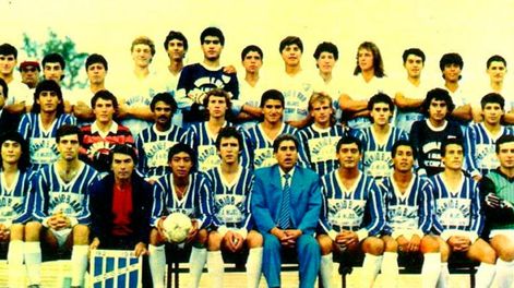 Los Andes | Estilo moderno. El grupo completo de Godoy Cruz Antonio Tomba posa para la foto institucional durante ese inolvidable año 1989. El Tomba volvía a los primeros planos. / Gentileza.