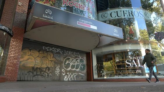 Así luce hoy el Centro por el Día del Empleado de Comercio. En la foto, la Galería Caracol. - Foto: Orlando Pelichotti/ Los Andes