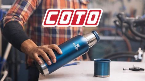 Las góndolas de Coto sumaron termos y botellas Stanley con valores idénticos a la web oficial.
