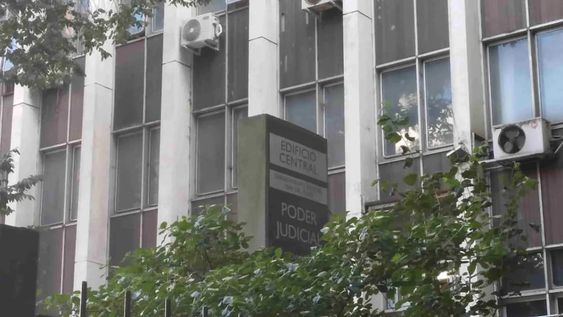 La fiscal Florencia Salas, a cargo de la causa confirmó esta mañana que la mujer presentaba tres contundentes golpes que le provocaron hundimiento de cráneo. Gentileza: Punto Noticias.