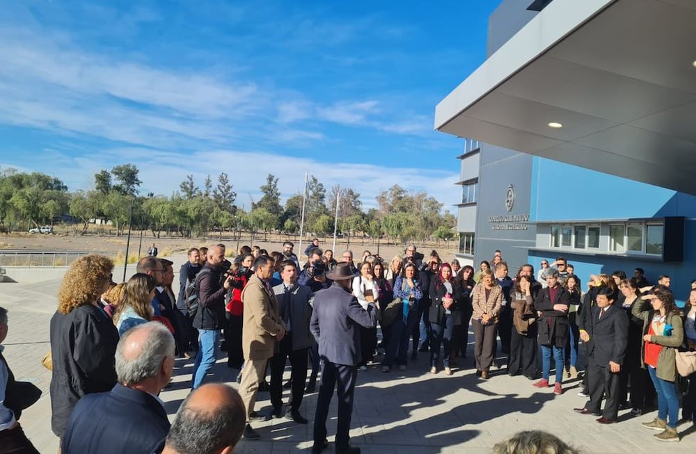 El juez José Valerio (con sombrero) hablando con los empleados del Polo Judicial.  / Foto: gentileza Sindicato de Judiciales