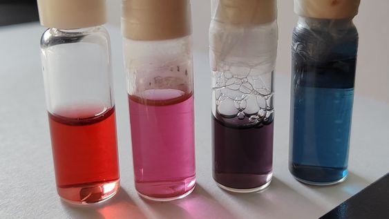 Opciones. Frascos con nanopartículas de oro de distintas formas y tamaño, dispersas en agua. De izq. a der: esferas de 15 nm de diámetro, esferas de 60 nm de diám., y bastones y nanoestrellas. Opciones. Frascos con nanopartículas de oro de distintas formas y tamaño, dispersas en agua. De izq. a der: esferas de 15 nm de diámetro, esferas de 60 nm de diám., y bastones y nanoestrellas.