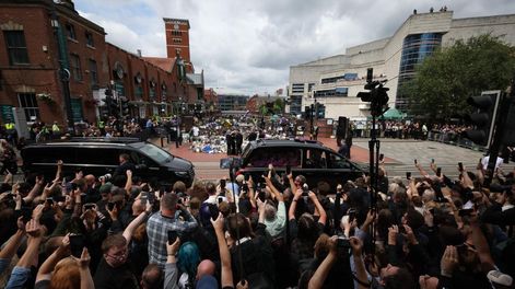 BIRMINGHAM (Reino Unido), 30/07/2025.- Fans observan el cortejo fúnebre del músico Ozzy Osbourne al pasar por el banco y puente de Black Sabbath en Birmingham, Reino Unido, el 30 de julio de 2025. Osbourne falleció a los 76 años el 22 de julio de 2025, semanas después de su último concierto con Black Sabbath. Le habían diagnosticado párkinson en 2019. (Reino Unido) 