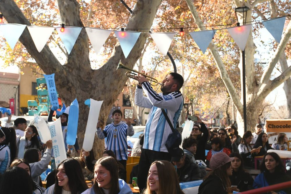 La calle Arístides se prepara para el partido de la Selección Argentina.&nbsp;&nbsp;