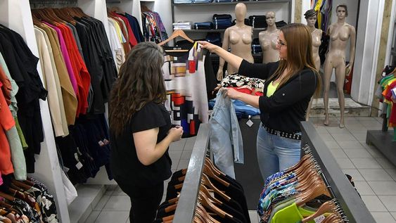 La pérdida de poder adquisitivo, profundizada los últimos dos años, ha implicado dificultades para cubrir aspectos básicos de la supervivencia cotidiana. En Mendoza 3 de cada 4 personas asegura que le resulta difícil y hasta imposible comprarse ropa.