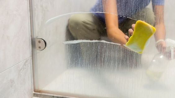 Con unos minutos después de cada ducha se puede reducir la formación de depósitos y facilitar considerablemente la limpieza posterior.