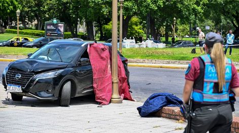 Una mujer atropelló a una pareja de turistas brasileños en pleno barrio porteño de Recoleta y, como consecuencia del fuerte impacto, el hombre falleció en el acto y su esposa sufrió graves heridas por lo cual fue trasladada a un centro de salud de la zona. Foto: Juan Foglia / NA