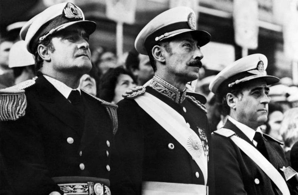 La Junta Militar que dio el golpe de Estado del 24 de marzo de 1976: Emilio Eduardo Massera (Marina), Jorge Rafael Videla (Ejército),  y Orlando Ramón Agosti (Fuerza Aérea).