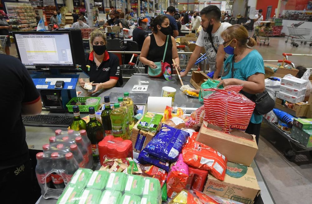 El costo de vida de los trabajadores argentinos escaló 3,3% en junio, por lo que mostró una nueva desaceleración pero no le gana a la inflación. - Los Andes