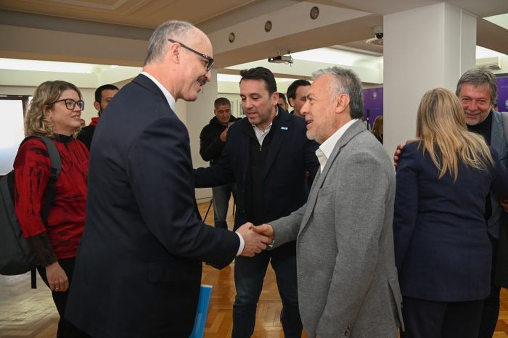 El Gobierno de Mendoza presentó oficialmente su nueva Estrategia Provincial para la Primera Infancia, un plan integral creado con el acompañamiento técnico de Unicef Argentina. El gobernador Alfredo Cornejo junto a Rafael Ramírez, representante del organismo internacional, en la presentación. Foto: Gentileza Gobierno de Mendoza