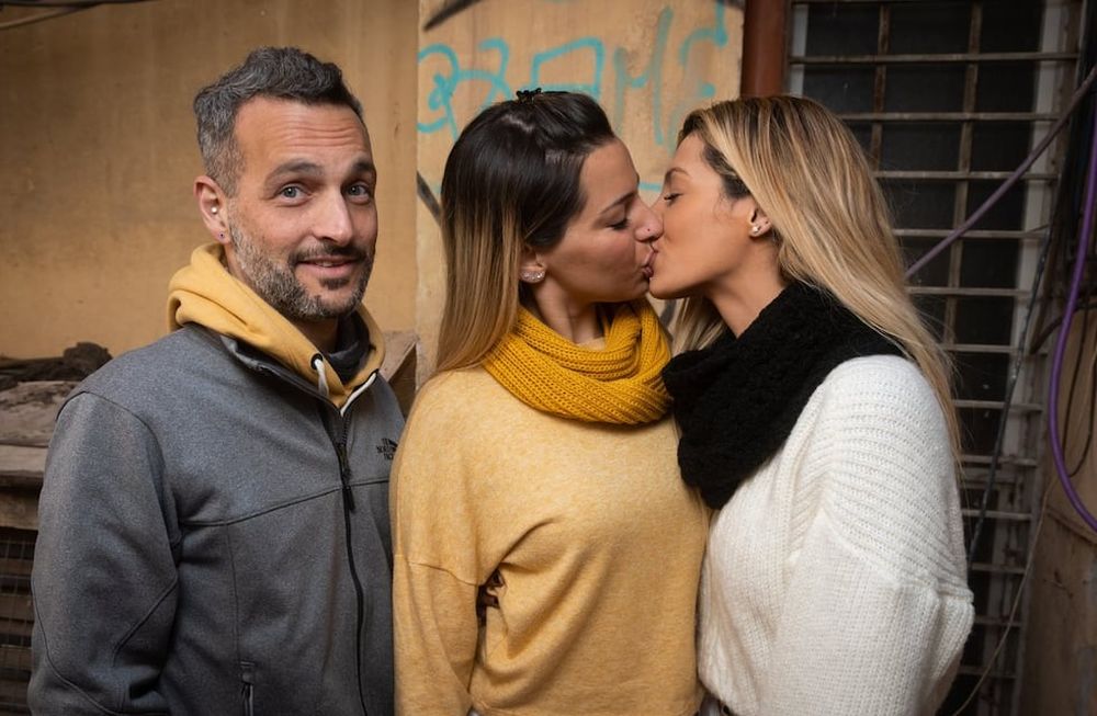 Nazareno, Eliana y Maira son un trío cultor del poliamor; un hombre y dos mujeres que conviven hace 4 años. Foto: Ignacio Blanco / Los Andes