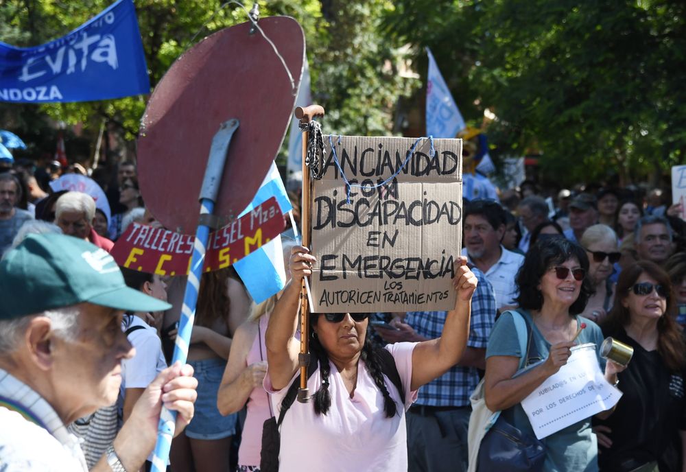 Jubilados marchan en Mendoza con apoyo de estudiantes y sindicatos. Foto: Ramiro Gomez. 