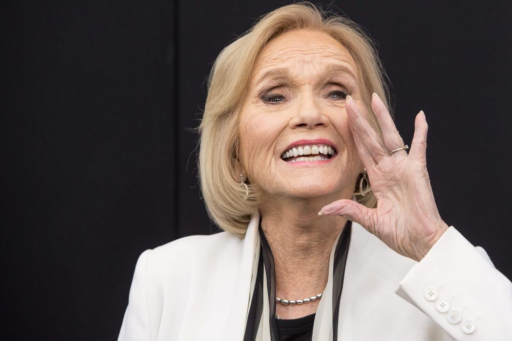 Fotografía de archivo del 11 de febrero de 2014 de la actriz estadounidense Eva Marie Saint saludando durante un evento en Nueva York (EEUU).