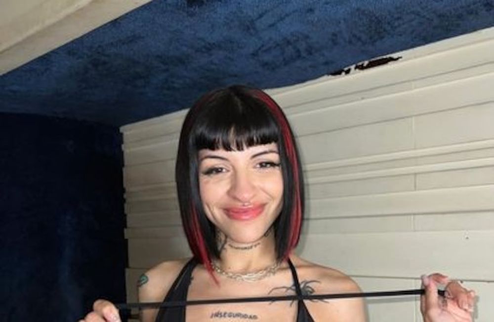 Cazzu lució sensual con un look negro donde el protagonismo se lo robó