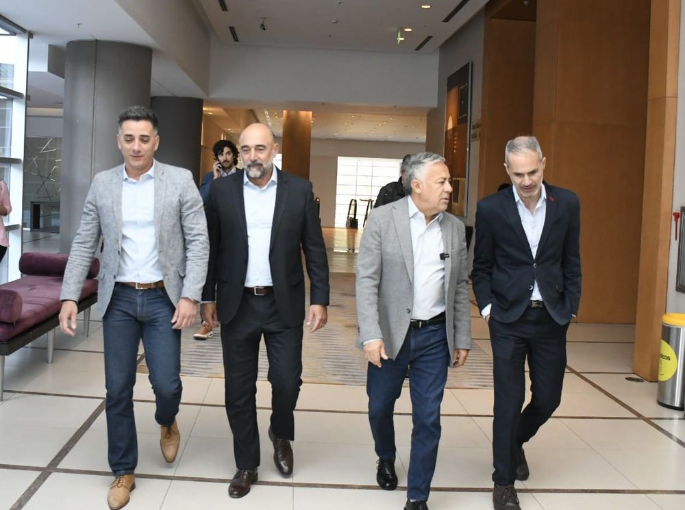 El intendente de Guaymall&eacute;n Marcos Calvente, el Gerente de Relaciones con Sector Publico de Banco Galicia Alfredo Marzano, el gobernador Alfredo Cornejo y el economista y asesor del gobierno Sebasti&aacute;n Laza.
