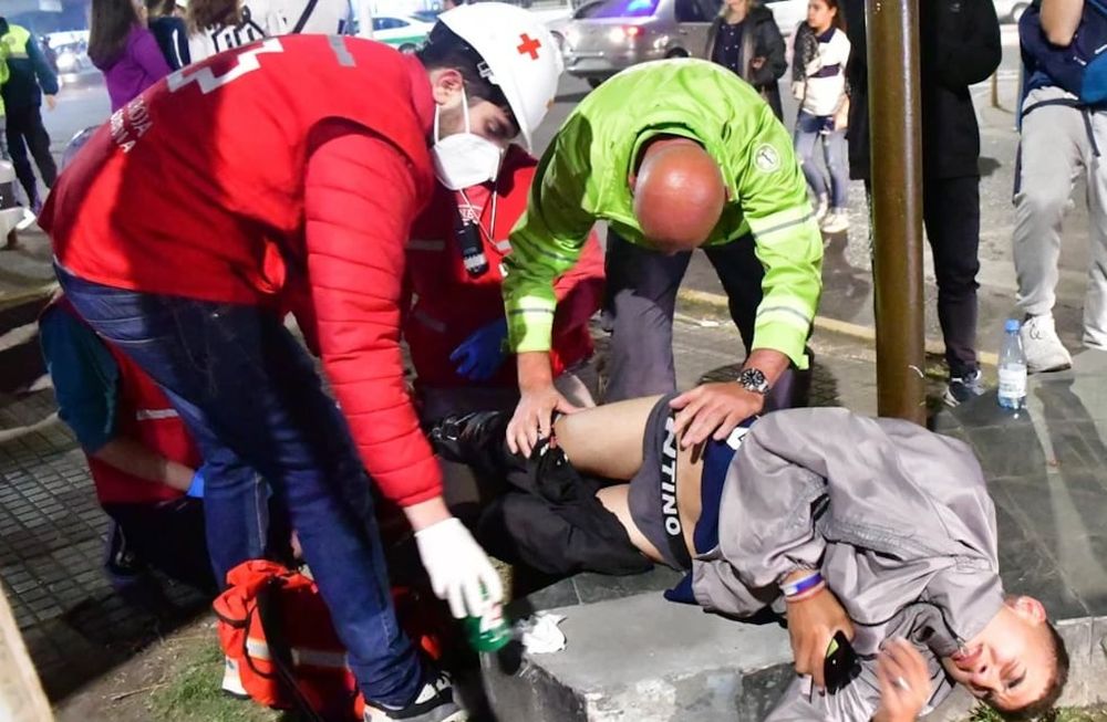 Miembros de Defensa Civil atienden a un herido en las inmediaciones del estadio de Gimnasia. / Gentileza: Clarín.
