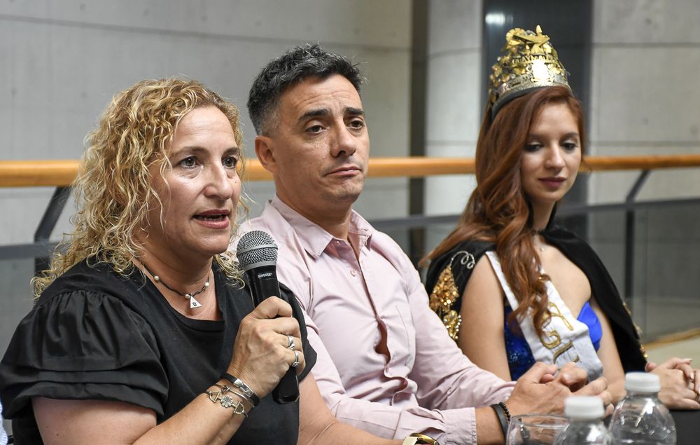 Marcos Calvente anuncia la vuelta de las «reinas». A la izquierda, la directora de Cultura y Turismo Carolina Vico, y a la derecha la reina departamental 2025 Donatella Borrini.