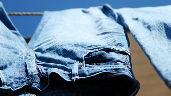 una experta en moda confirma que hacer si un jean esta sucio o con mal olor: no hay que lavarlo