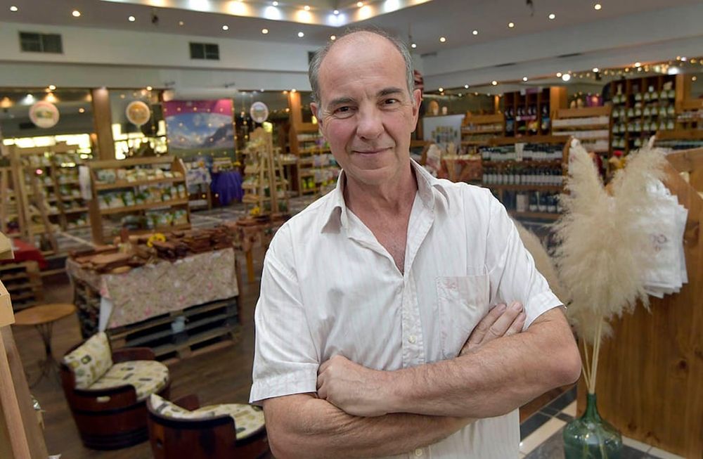 Sergio Patta es el presidente de Cuyo Aromas, una empresa que produce más de 10 toneladas mensuales de especias, aromáticas, frutos secos, miel y más. - Foto: Orlando Pelichotti