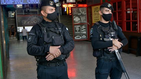 Los allanamientos se realizaron en forma conjunta entre la Policía provincial, el municipio capitalino, Gendarmería Nacional y personal de la Administración Tributaria Mendoza. Foto: Orlando Pelichotti / Los Andes