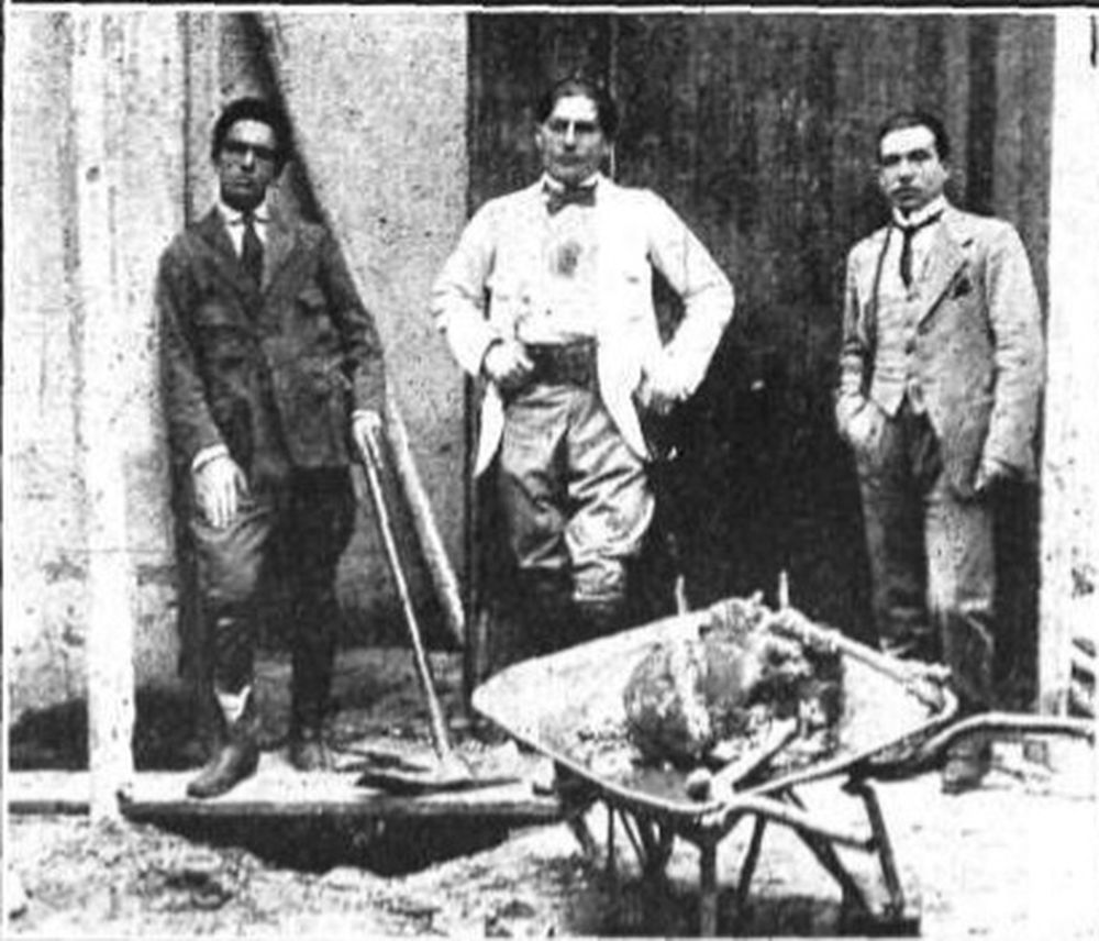 Empleados de investigaciones, que encontraron en el sumidero de la casa, una parte del cadáver del señor J. M. Dávila, víctima de los Leonelli.