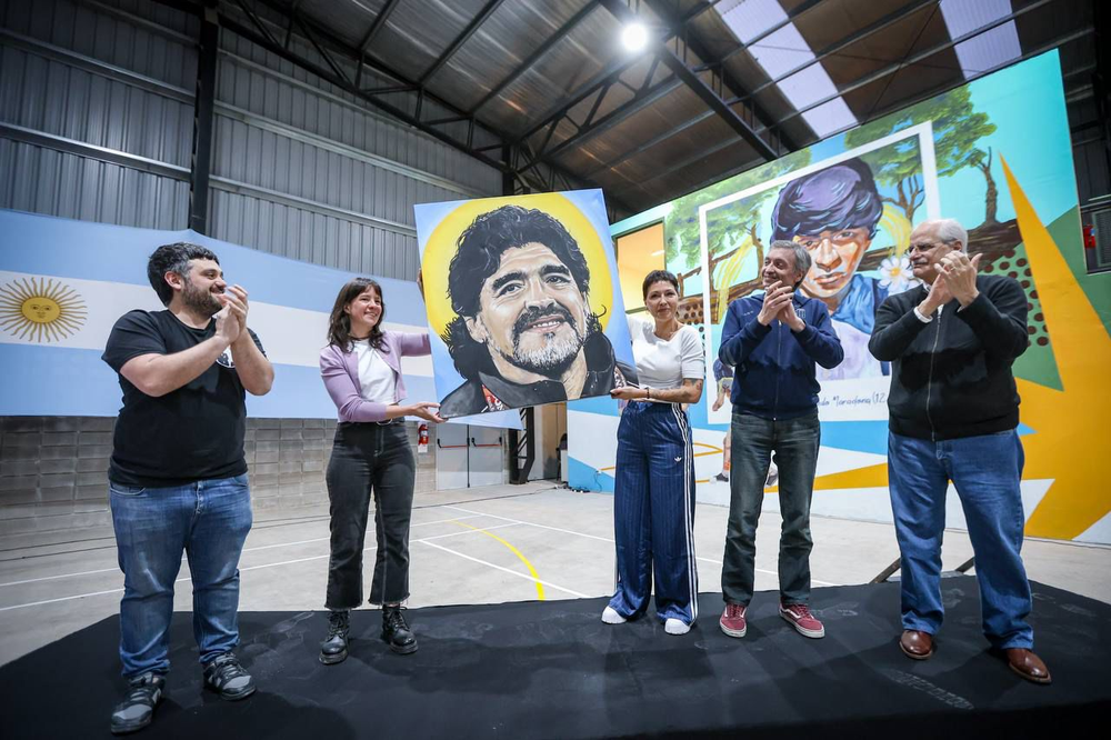 Máximo y Mayra Mendoza inauguraron el Polideportivo Diego Maradona en Quilmes Oeste.