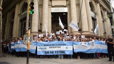 El abrazo que se hizo en la sucursal de 9 de Julio y Necochea de Ciudad para evitar la privatización.