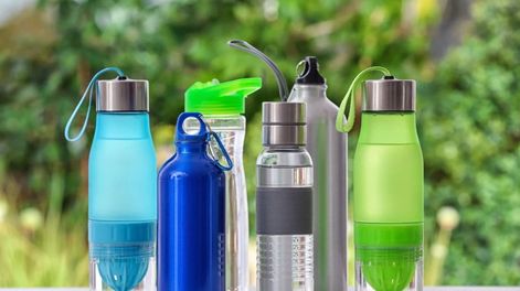 La correcta limpieza de las botellas evita acumulaciones y prolonga la vida útil del recipiente.