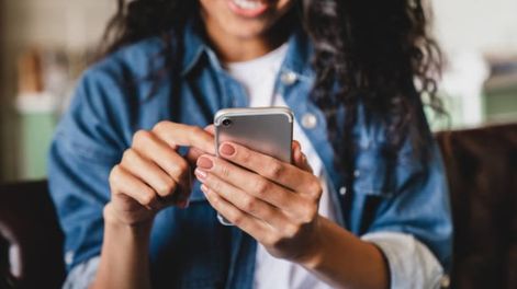 ¿Pantalla del celular sucia? Aprende a limpiarla con un ingrediente casero y barato.