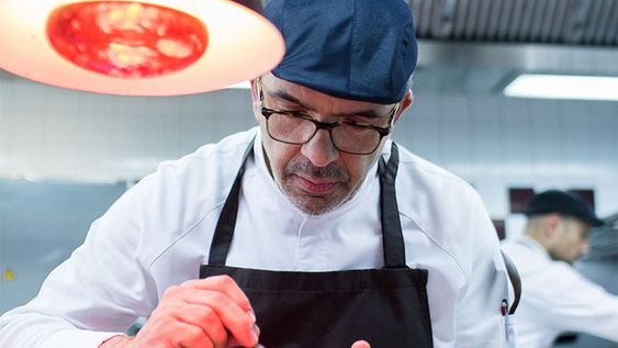jesus sanchez, chef: para pelar los huevos duros perfectos, lo fundamental es agregar 10 g de sal y 15 ml de vinagre
