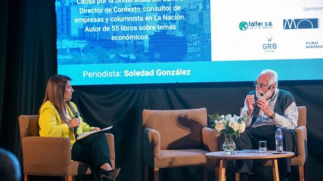 La editora de Economía de Los Andes junto al economista Juan Carlos de Pablo en Pilares Real Estate. Foto Los Andes