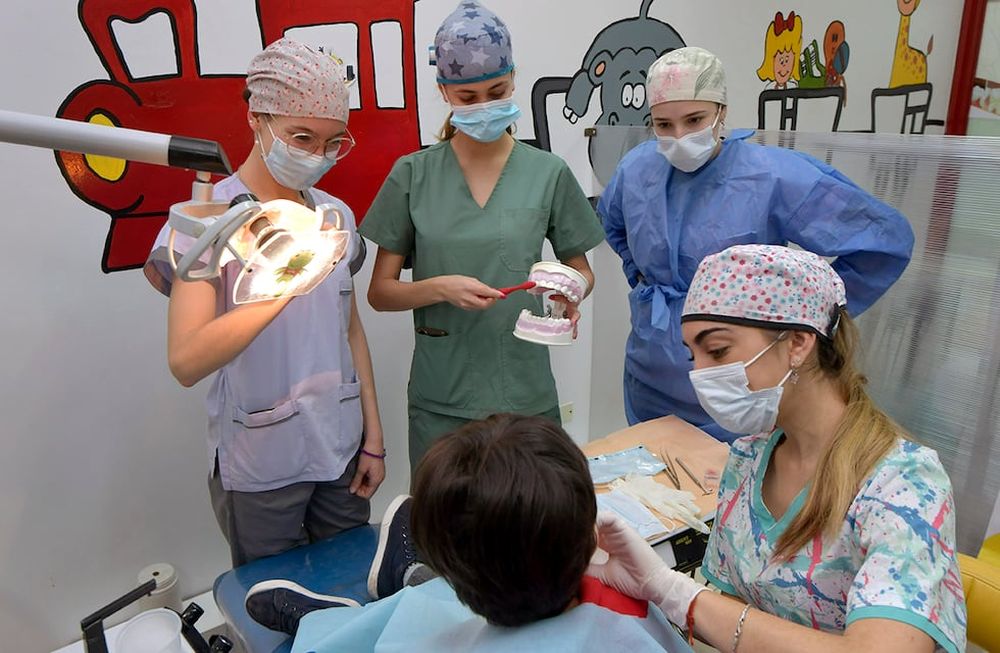 Alumnos y profesionales ya recibidos atienden a pacientes que llegan en mayor número desde la pandemia. La profesora Sofía Estevez (sentada) y las alumnas del quinto año Valentina Gatica, Sol Balaco y Celeste Fernández. | Foto: Orlando Pelichotti / Los Andes