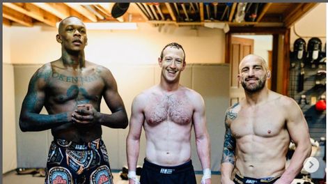 Entrenando con las estrellas de las MMA. Mark posando con el campeón de peso pluma de UFC, Alex Volkanovski, y el dos veces campeón de peso mediano de UFC, Israel Adesanya