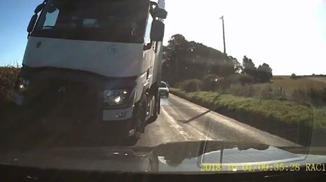 Video: se metió en contramano y se grabó antes de casi ser atropellado por un camión