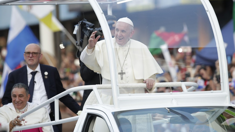 Francisco donó uno de sus papamóviles para que sea adaptado a una clínica de salud móvil para los niños de Gaza.  