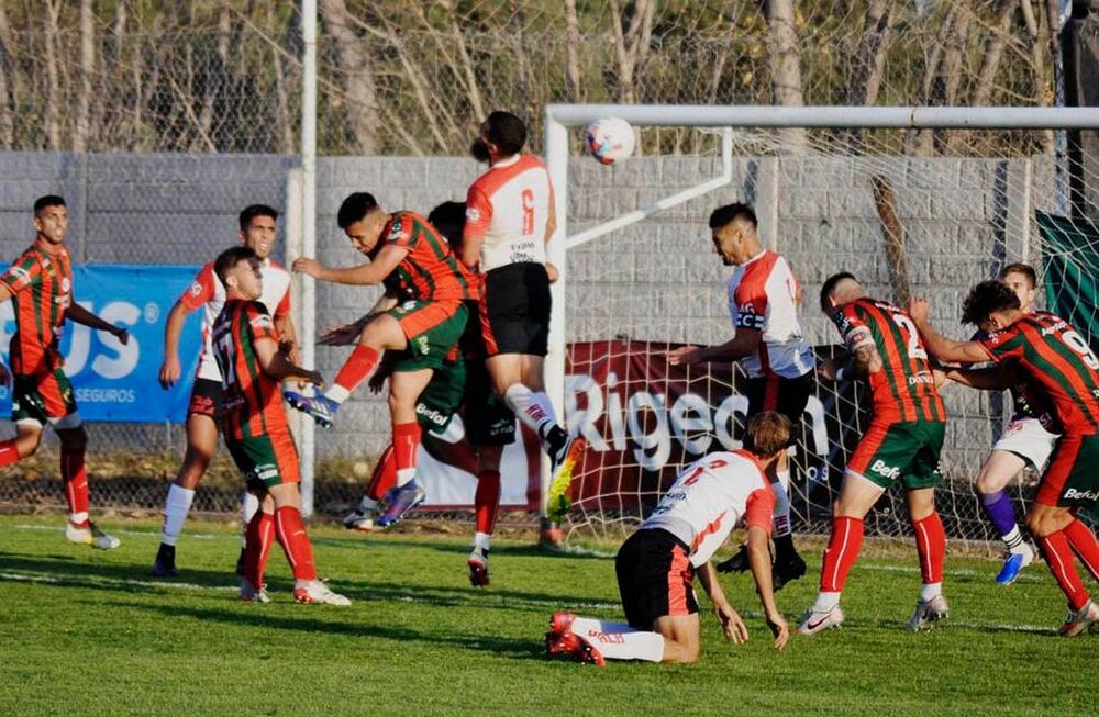 A la carga. Huracán aguantó a pie firme los embates de Círculo Deportivo en el complemento y sumó tres puntos clave. / Gentileza Prensa Círculo Deportivo.