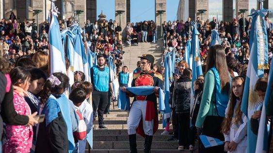 Jornada de promesa en el Monumento Nacional a la Bandera. Un actor interpretó a Manuel Belgrano en la ceremonia.