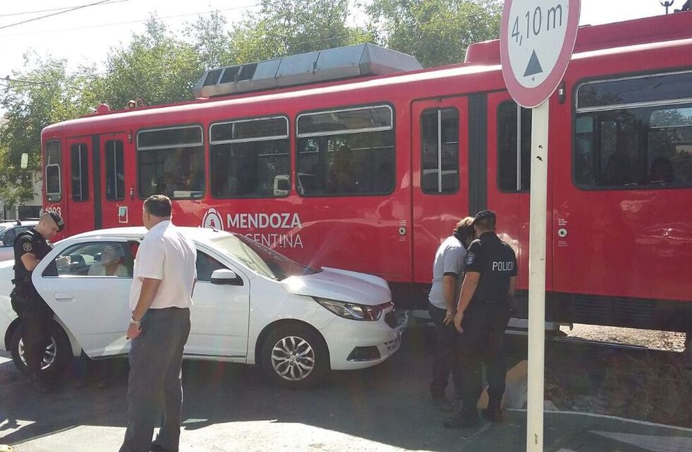 Un auto chocó contra el Metrotranvía en Moreno y Belgrano