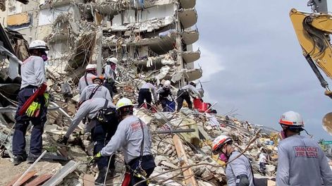 Personal de búsqueda y rescate busca sobrevivientes entre los escombros en Champlain Towers South Condo en Surfside, Florida sección de Miami, el viernes 25 de junio de 2021. (AP)
