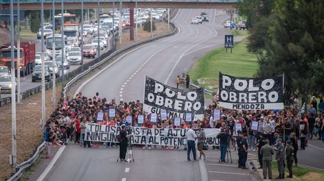 Los Andes | Cortes y caos vehicular: el Polo Obrero hizo piquetes en accesos y rutas de MendozaDesde las 18 se manifiestan sobre el Acceso Este. Se trata de una protesta nacional contra el Ministerio de Desarrollo Social por las bajas en el programa Potenciar Trabaj