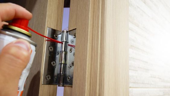 El chirrido de la puerta se puede solucionar en segundos con un ingrediente de cocina.