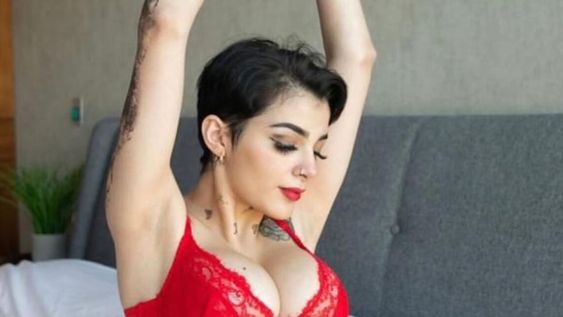 Karely Ruiz posó desde la cama y enamoró a todos.