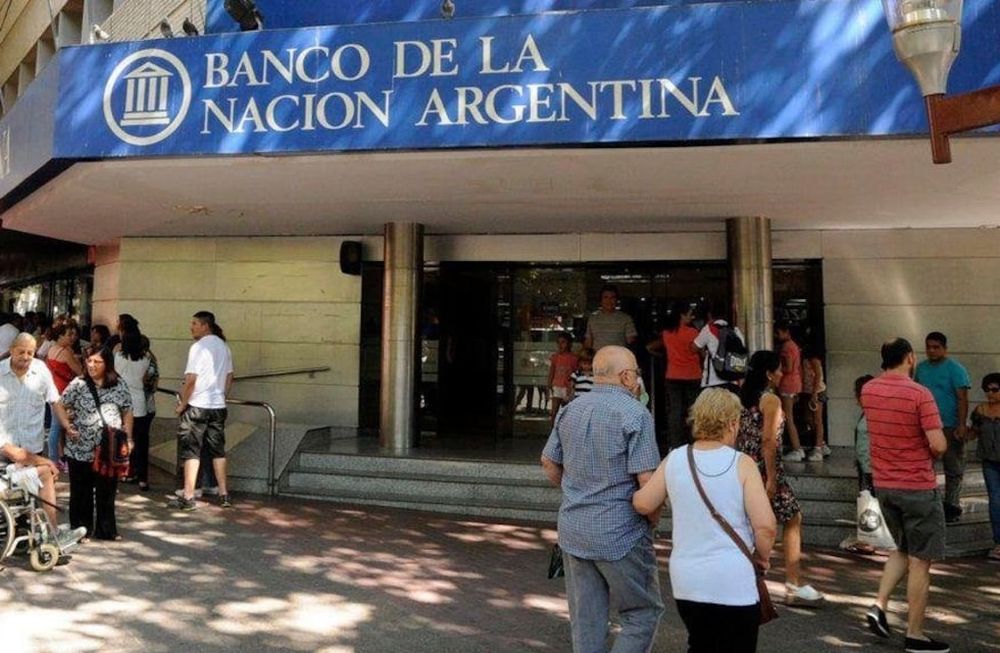 Durante la crisis 2001 y luego de anunciado el corralito la gente se agolpaba frente a los bancos para saber cuando les devolverían sus depósitos. Imagen Ilustrativa. Archivo Los Andes