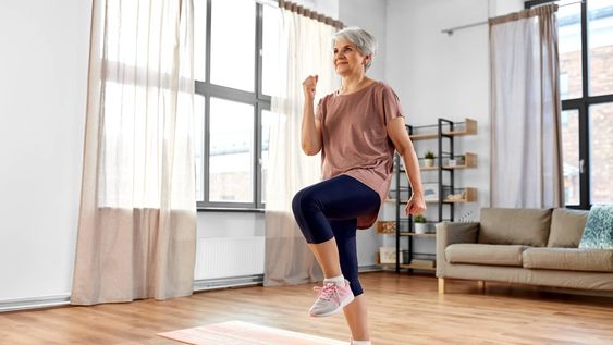 4 ejercicios de pie que reducen la panza mas rapido que las clases de gimnasio despues de los 60