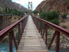 El joven rescatado en Cacheuta comenzó su travesía por el&nbsp; puente colgante.&nbsp;