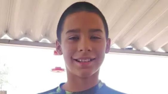“Busqué el video en mi celular y vi cientos de ellos sobre nenes que habían intentado hacer acrobacias similares (...), muchos de los cuales habían salido mal”, detalló la madre de Corey.Foto: The Sun